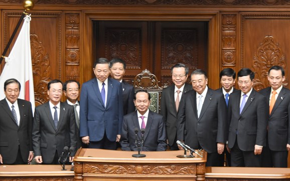 Chủ tịch nước Trần Đại Quang cùng các thành viên đoàn Việt Nam chụp ảnh cùng Chủ tịch Hạ viện Nhật Bản.